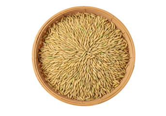 円形バスケットに詰まった黄金色の米粒のクローズアップ透明背景