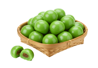 透明背景に分離された木製バスケットに入った緑色の丸いデザートのクローズアップ写真