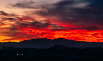 Nascer do sol vermelho