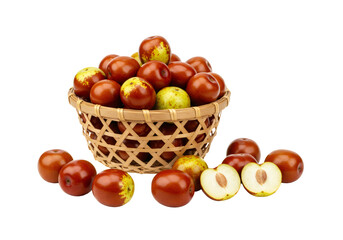 木製のバスケットに盛られた熟した赤いデーツのクローズアップ 透明な背景