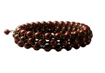 茶色のビーズブレスレットのクローズアップ透明背景に分離された宝飾品の装飾