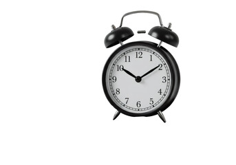 黒い目覚まし時計が白い文字盤と黒い背景に時間を示す