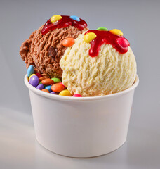 Kinder Eisbecher in Pappbecher, Eiskugeln, Pappbecher, Eisbechern Vanille, Schokolade