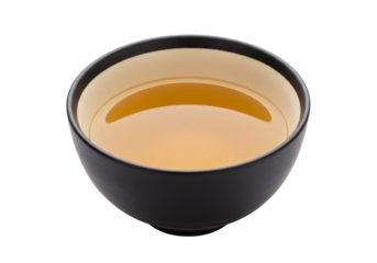 透明なスープが盛られた黒いボウル プレーンな背景で単独で表示