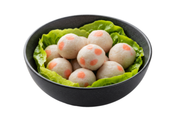 黒いボウルに入った魚ボールと緑色の野菜 透明な背景に明るい照明のクローズアップビュー