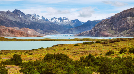 Naklejka premium Lago com glaciar e montanhas nevadas na patagonia