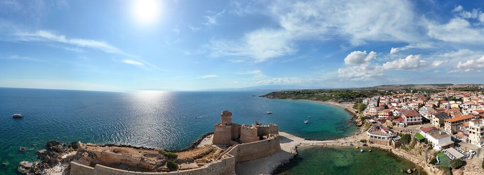 Isola di Capo Rizzuto, Crotone, Calabria, Italy. In the hamlet of Le Castella, stands the famous 16th-century fortress, jutting out into the sea on a small peninsula. September 8, 2025