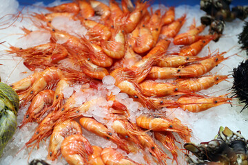 quisquillas frescas en el mercado sobre hielo