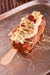 Stieleis Mandel Vollmilch mit Nuss Deko, Impulseis, Dessert, kreatives Eis am Stiel,