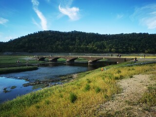 Hessen, September 2025: Die alte Aseler Br&uuml;cke ragt bei Niedrigwasser sichtbar aus dem Edersee, umgeben von gr&uuml;nen Wiesen und bewaldeten H&uuml;geln unter klarem Himmel. &copy; Sarah B&ouml;mer