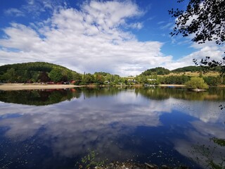 Ein Campingplatz am Edersee. Blick vom Ufer in Richtung Waldgebiet -Urwaldsteig - Hessen, Edersee, August 2025 
