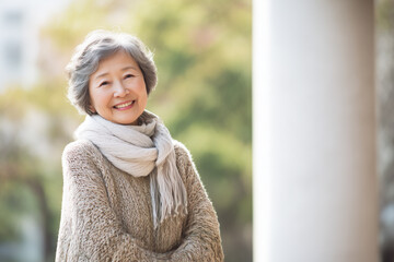 暖かく微笑む白髪の女性