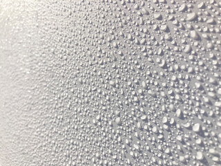 gotas de rocio por la ma&ntilde;ana lluvia encima de un cap&oacute; blanco de un coche IMG_2708-as25