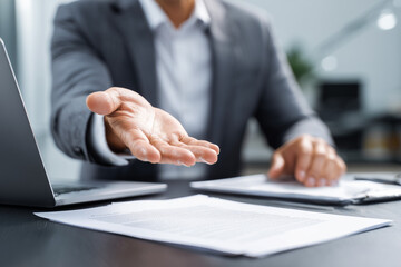 手を差し出すビジネスマン