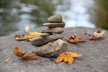 Pyramide mit Laub am Fluss im Herbst
