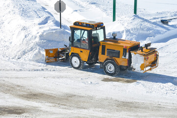 Snow removal tractor