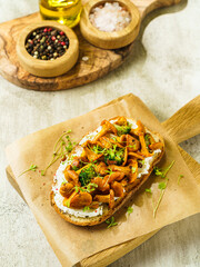 bruschetta with cottage cheese and chanterelles