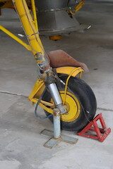 Bugrad von einem Flugzeug ist gegen wegrollen gesichert