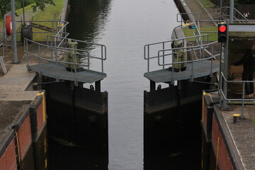 Blick über den Fluss Elde auf die Schleuse in Plau am See