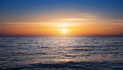 Obraz premium minimalist sunset over ocean with gentle waves