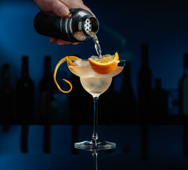 Cocktail Great Gatsby on a black table in a bar.