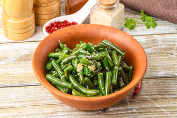 Green bean salad with sesame seeds