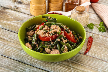 Salad with canned tuna and beans