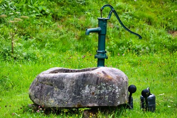 alte Handpunpe auf einer Wiese