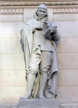 El poeta Miguel Cid en el Monumento a la Inmaculada Concepci&oacute;n (1918) de la Plaza del Triunfo de Sevilla, Espa&ntilde;a. Obra del escultor Coullaut Valera.