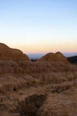 Montículos de rocas arcillosas moldeadas por la erosión del agua y el viento en México Chiquito, Edo. Mex.