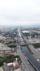 : Vista aérea da Marginal Tietê em São Paulo, com intenso trânsito de veículos, destacando a...