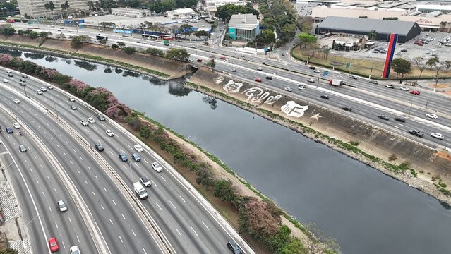 Fototapeta Imagem aérea da Marginal Tietê em São Paulo, destacando o fluxo urbano entre pontes, avenidas e o rio que corta a cidade