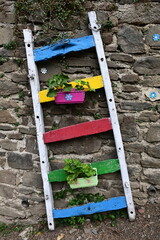 rustica y colorida estantería para plantas exteriores