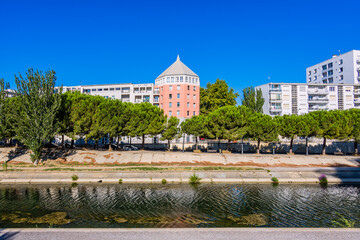 Fototapeta premium Au bord du Lez à Montpellier en France