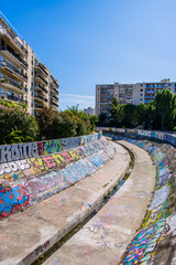 Les quais du Verdanson lieu de street-art à Montpellier en France