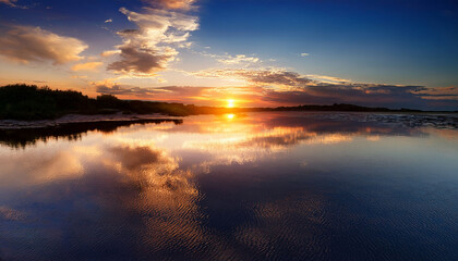 Obraz premium mirrored sunset over water