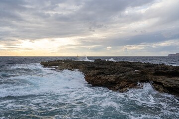 Obraz premium Rocky Coastline at Sunset