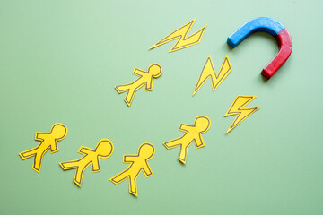 Magnet attracting customer figurines. Customer retention and marketing strategy.