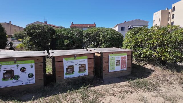 trois conteneur pour le compost