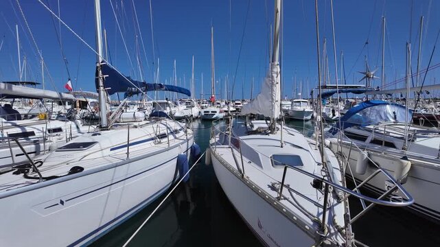 port de narbonne en &eacute;t&eacute;, avec les reflet et ciel parfaitement bleu