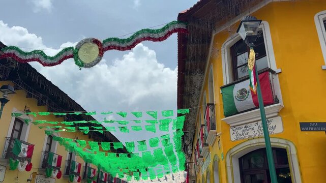 adornos de fiestas patrias en calle regional mexicana