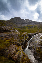 Bergbach vor hohem Berg