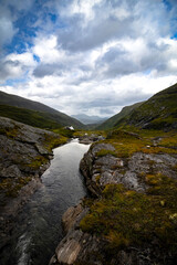Bergbach mit Panorama und Zelten