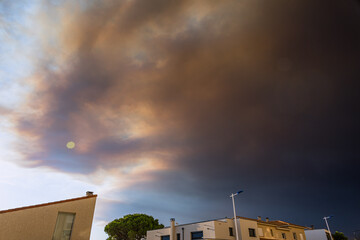 Ciel et nuages de fumée de l'incendie du massif des Corbières vu le soir du 5 août 2025,...