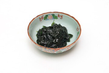 白背景の器にいれた海苔の佃煮 