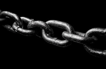 Obraz premium Close-up of metal chain on black background