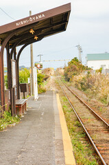 西大山駅のプラットフォームと広がる大地と鉄路