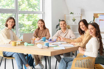 Obraz premium Group of students studying at table in classroom
