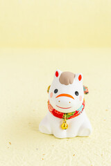 2026年午年のかわいい年賀状　干支　馬の置物　日本　黄色背景　コピースペース