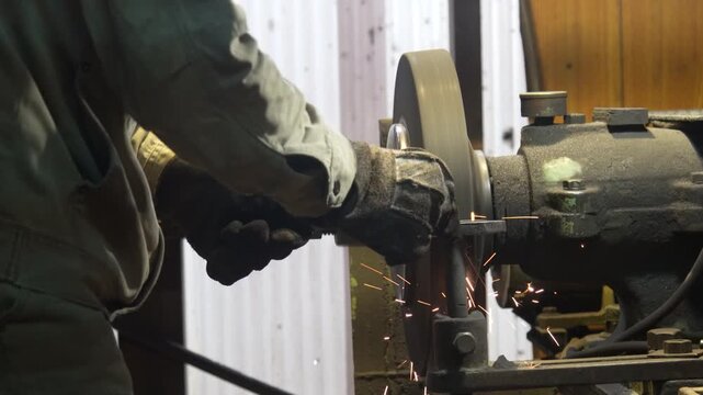 グラインダーを使い形状整形をする職人